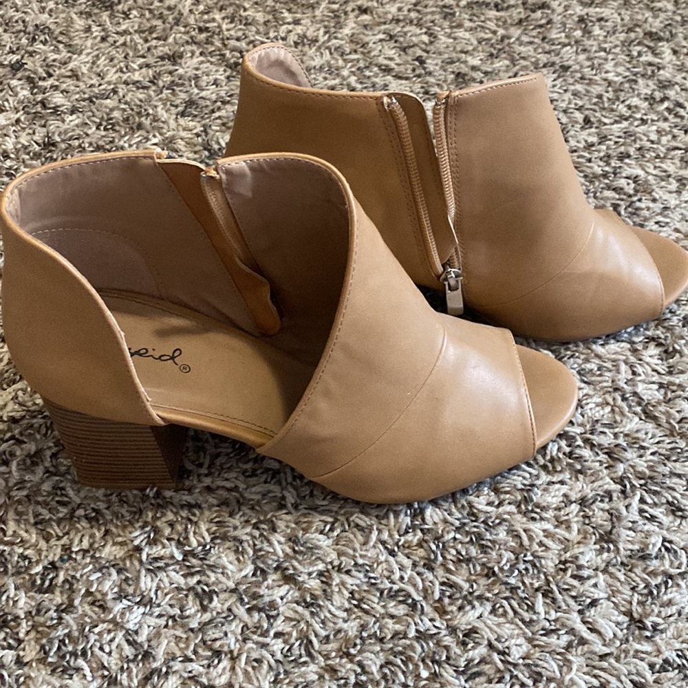 Tan Heels - Picture 3 of 6